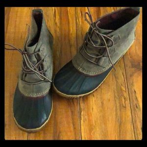 Cute gray Sorel duck boots! In amazing condition!